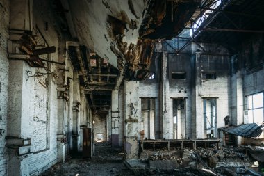 İçeride yanmış harap fabrika