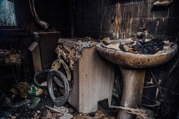 Interior de la casa quemada. Baño quemado quemado, restos fusionados de fu — Foto de Stock