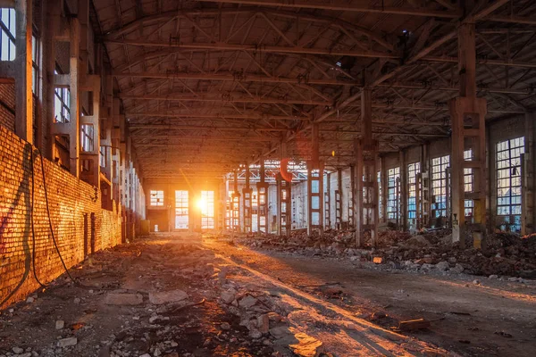 Sonnenlicht des Sonnenuntergangs in großem verlassenen Industriegebäude von vor — Stockfoto