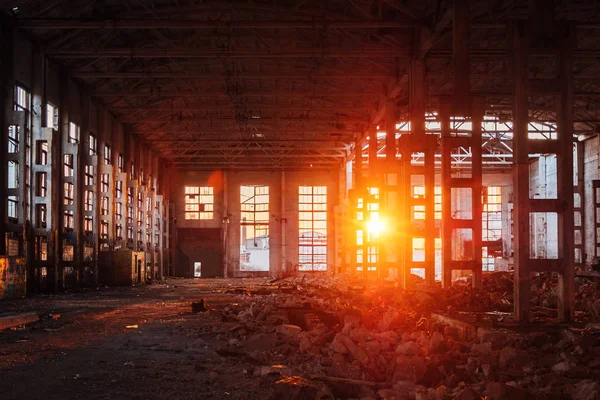 Luz solar do pôr do sol em grande edifício industrial abandonado de Vor — Fotografia de Stock