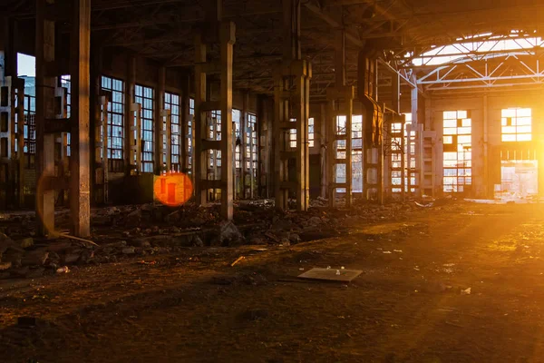 Luz solar do pôr do sol em grande edifício industrial abandonado de Vor — Fotografia de Stock