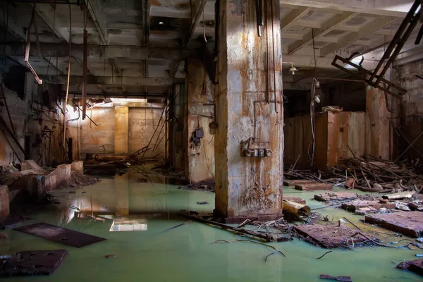 Porão inundado desmoronado de prédio industrial abandonado — Fotografia de Stock