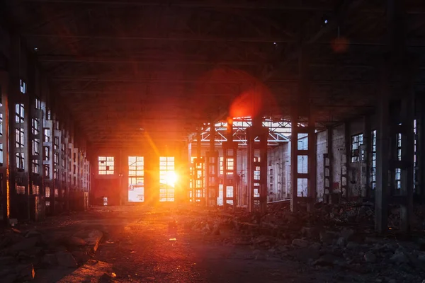Vorの大きな放棄された工業ビルの夕日の日差し — ストック写真