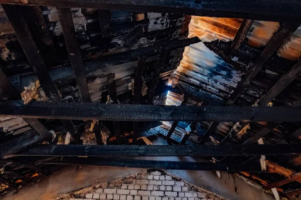 Spálený dům, zbytky střechy, následky požáru — Stock fotografie