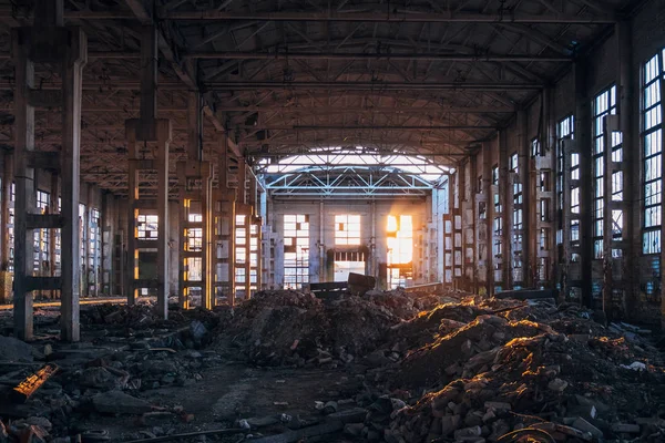 Lumière du soleil couchant dans le grand bâtiment industriel abandonné de Vor — Photo