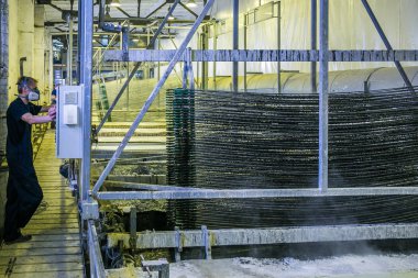 İşçi re gravür asit ile tanklarda alüminyum parçaları turşu