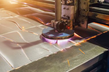 Plazma kesme makinesi kıvılcım ile çelik levha kesme. Vie'yi kapat