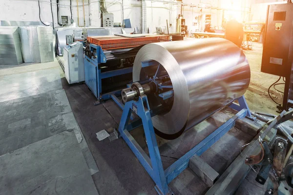 Metallbearbetnings fabrik. Rulle galvaniserad stålplåt för tillverkare — Stockfoto