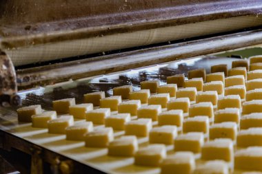 Pişirme üretim hattı. Kalpler şeklinde Çiğ pişmemiş Çerezler bir