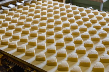 Pişirme üretim hattı. Kalpler şeklinde Çiğ pişmemiş Çerezler bir