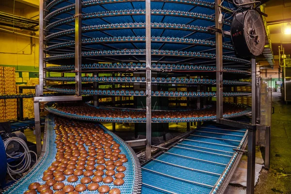 Large automated round conveyor machine in bakery food factory, c — Stock Photo, Image