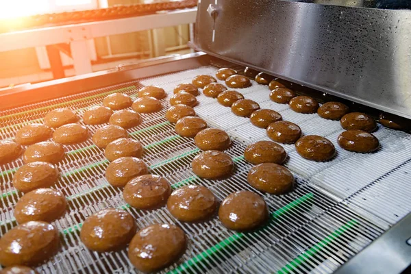 Baking production line. Cookies after glaze coating — Stock Photo, Image