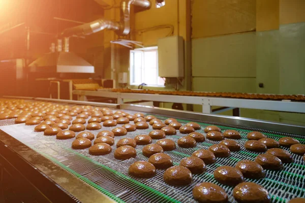 Baking production line. Cookies after glaze coating — Stock Photo, Image