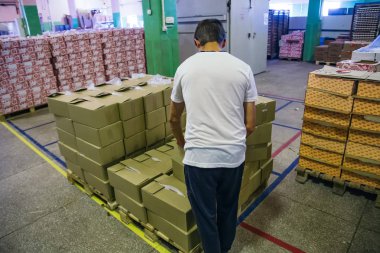 Karton kutu ambalaj depo işçisi 