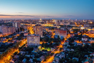 Gece Voronej havadan yaz şehir manzarası çatıdan. Konut