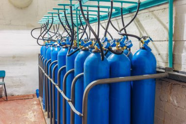 Basınç ölçerli mavi gaz silindirleri demeti