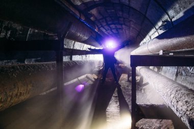 Yeraltı iletişiminde led farlı insan silueti