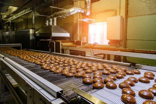 Továrna na cukrovinky. Výrobní linka pečicích sušenek. Prosklené — Stock fotografie