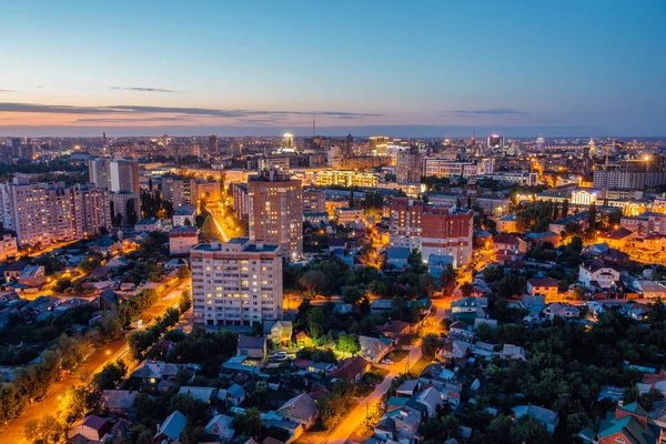Noite Voronezh paisagem urbana de verão aéreo do telhado. Residencial — Fotografia de Stock