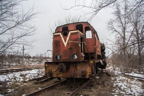 Vieja locomotora oxidada abandonada en ferrocarril abandonado en invierno wa — Foto de Stock