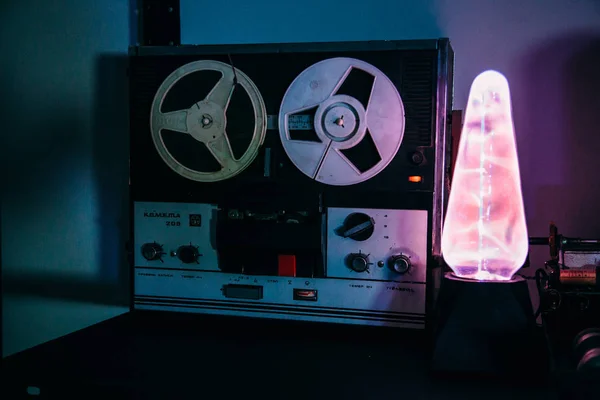 Stary kołowrotek retro magnetofon i elektrostatyczna Plazma Lampa Tesla — Zdjęcie stockowe