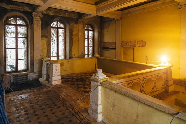 Antigua mansión abandonada interior esperando la reconstrucción — Foto de Stock