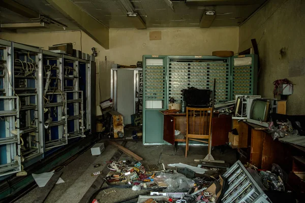 Schaltschränke mit defekter Hardware in verlassener Fabrik — Stockfoto