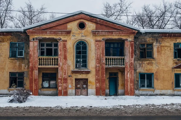 Casa abandonată ruinată iarna Voronej — Fotografie, imagine de stoc