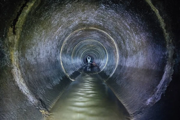Diggers (esploratori urbani) stanno esplorando fiume sotterraneo flowin — Foto Stock