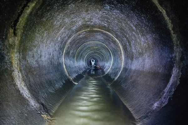 挖掘者（城市探险家）正在探索地下河流 — 图库照片