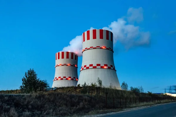 Torres de refrigeração da central nuclear de Novovoronezh à noite — Fotografia de Stock