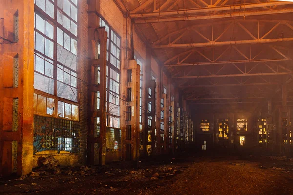Brand i fabriken. Förstörd byggnad full av rök — Stockfoto