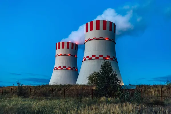 Torres de refrigeração da central nuclear de Novovoronezh à noite — Fotografia de Stock