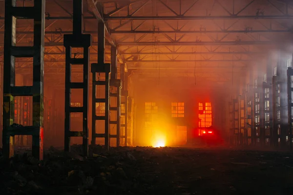 Incendio in fabbrica. Bruciante interno edificio industriale — Foto Stock