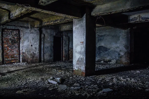 黑暗和令人毛骨悚然的肮脏废弃的地下地下室 — 图库照片
