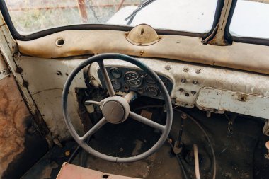 Eski zaman terk otobüs şoförü yer içinde. Paslı kabin ve brok