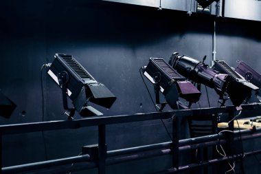 Modern sahne yıldırım ekipmanları ve aydınlatma projektörler