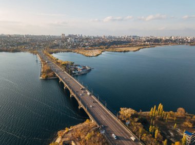 Drone uçuş yüksekliğinden hava sonbahar Voronej şehir manzarası. Görüntüle 