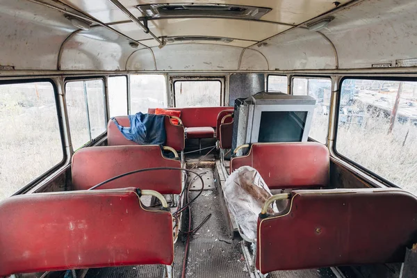 Dentro dos velhos tempos abandonou o autocarro soviético. Velhos assentos sujos — Fotografia de Stock