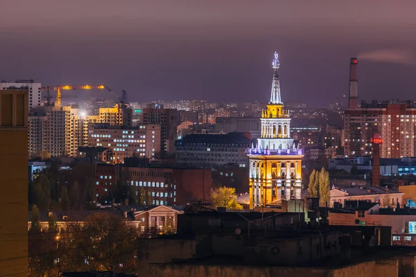 Turm in der Architektur stalinistischen Imperiums mit Stern beleuchtet von — Stockfoto