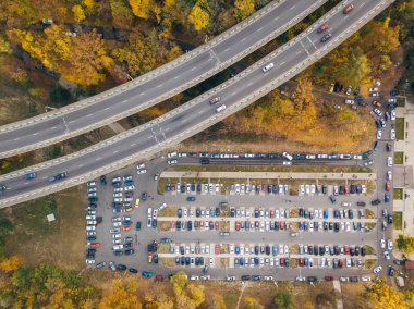 Yol kavşağı ve c köprü yakınındaki otoparkın en iyi görüntü fotoğrafı