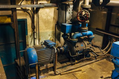 Fabrika altında mahzende eski endüstriyel elektrikli kompresör