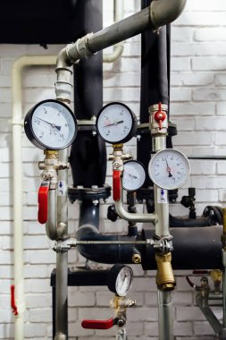 Manometreli ısıtma sisteminin çelik boru hattı