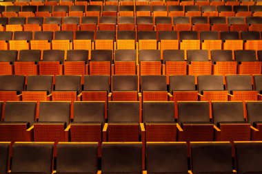 Boş oditoryum, sandalye sıraları