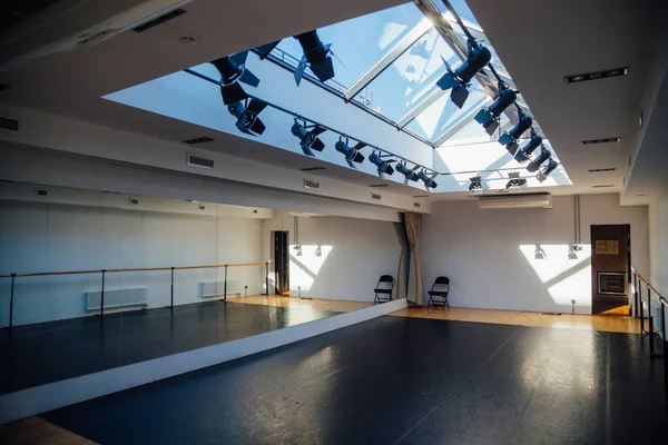 Пустой маленький зал с зеркалом для занятий танцами — стоковое фото