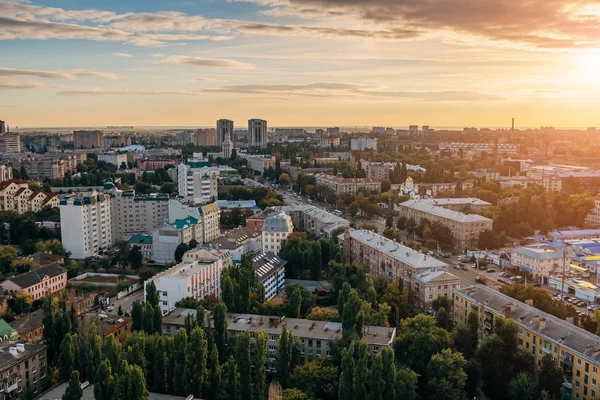 Захід сонця у Воронежі. Вид з повітря в центрі міста Воронеж влітку e — стокове фото