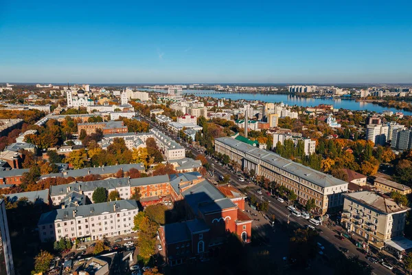 Сонячна золота осінь Воронежа. Вид з повітря з висоти даху h — стокове фото
