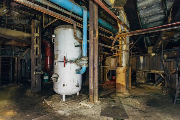 Tubería oxidada industrial y cubas en bodega subterránea de aban — Foto de Stock