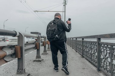 Kamera ve sırt çantası ile Gezgin fotoğrafçı birlikte yürüyor