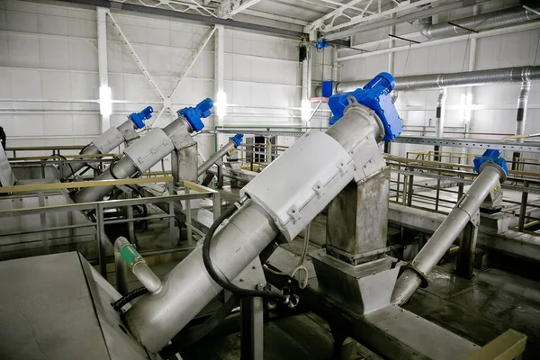 Станция очистки сточных вод. Фильтровальное оборудование для очистки сточных вод — стоковое фото